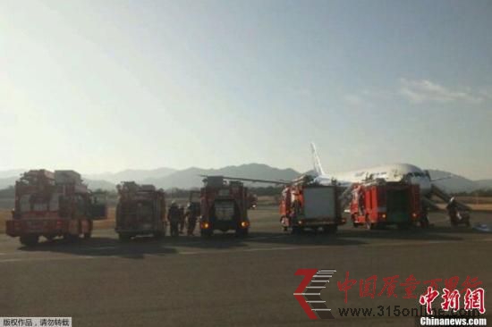 當地時間1月16日早晨8點45分左右,一架從山口宇部機場飛往羽田機場的全日空波音787客機機艙內冒煙,在高松機場緊急降落。全日空方面稱,機上乘客和機組人員共137人無人受傷。(事故飛機上乘客手機拍攝)