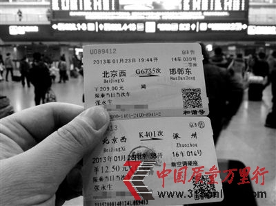 1月23日，受黃牛“指點(diǎn)”，記者購買K401次(短途)和G6735次(長途)車票，以短途票進(jìn)站，避過實(shí)名制檢查。
