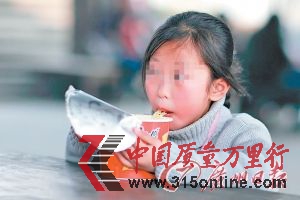 不少兒童喜愛吃的方便面,就是含鋁類添加劑較高的食品。 不少兒童喜愛吃的方便面,就是含鋁類添加劑較高的食品。