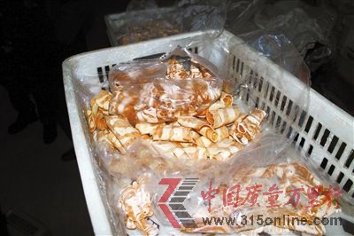 在原料中非法添加保水劑、黏合劑、染色劑。原料加工成“牛肉”產品批發價20多元一斤,加工成“羊肉卷”批發價為10元一斤。