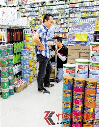 2月1日,香港灣仔一藥房內(nèi),顧客正在選購奶粉。新華社發(fā) 2月1日,香港灣仔一藥房內(nèi),顧客正在選購奶粉。新華社發(fā)