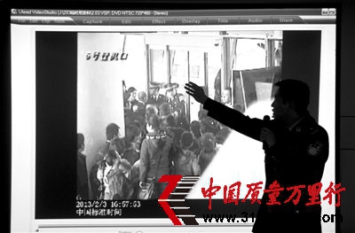 航班取消乘客沖擊登機口民警對旅客噴辣椒水