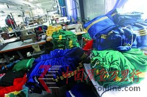 上海歐霞時裝有限公司的車間堆放著大量的學生服成品。新華社記者 裴鑫/攝