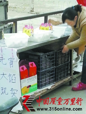 記者暗訪元宵生產黑作坊:色素拌香精包出芝麻餡
