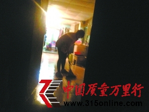 記者暗訪元宵生產黑作坊:色素拌香精包出芝麻餡