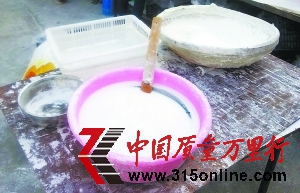 記者暗訪元宵生產黑作坊:色素拌香精包出芝麻餡