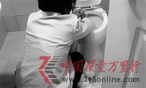 客房服務(wù)員用洗臉毛巾擦馬桶，腳邊還堆著浴巾和另外一塊洗臉毛巾。
