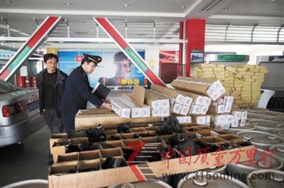 昨日,北京工商部門(mén)對(duì)銷售圣羅防爆車(chē)膜的北京月福汽車(chē)裝飾公司進(jìn)行調(diào)查。新京報(bào)記者 周崗峰 攝 昨日,北京工商部門(mén)對(duì)銷售圣羅防爆車(chē)膜的北京月福汽車(chē)裝飾公司進(jìn)行調(diào)查。新京報(bào)記者 周崗峰 攝