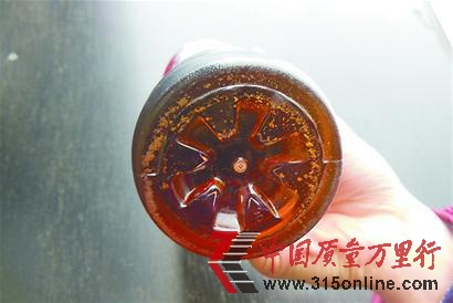 涼茶底部有沉淀。本報記者 孫鈺 攝 涼茶底部有沉淀。本報記者 孫鈺 攝