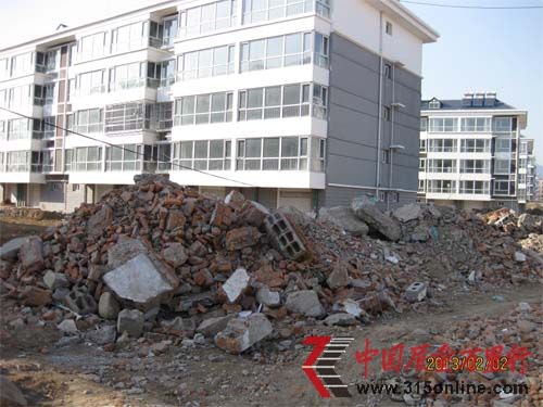 建筑垃圾滿地的安盛里小區(qū) 建筑垃圾滿地的安盛里小區(qū)