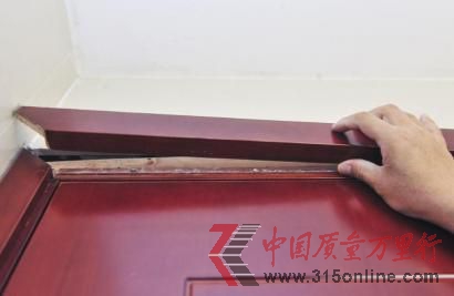 張先生家里的套裝實木門已經開裂。（圖片來源：華西都市報）