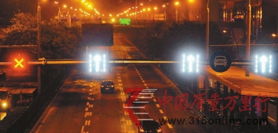 潮汐車道四條車道變為三條出城,一條進城攝影/記者 魏彤