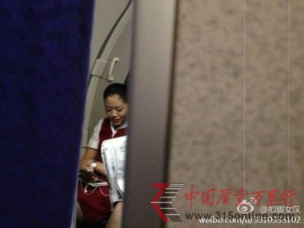 山東航空回應空姐飛行中玩手機:情況屬實當事人已停飛